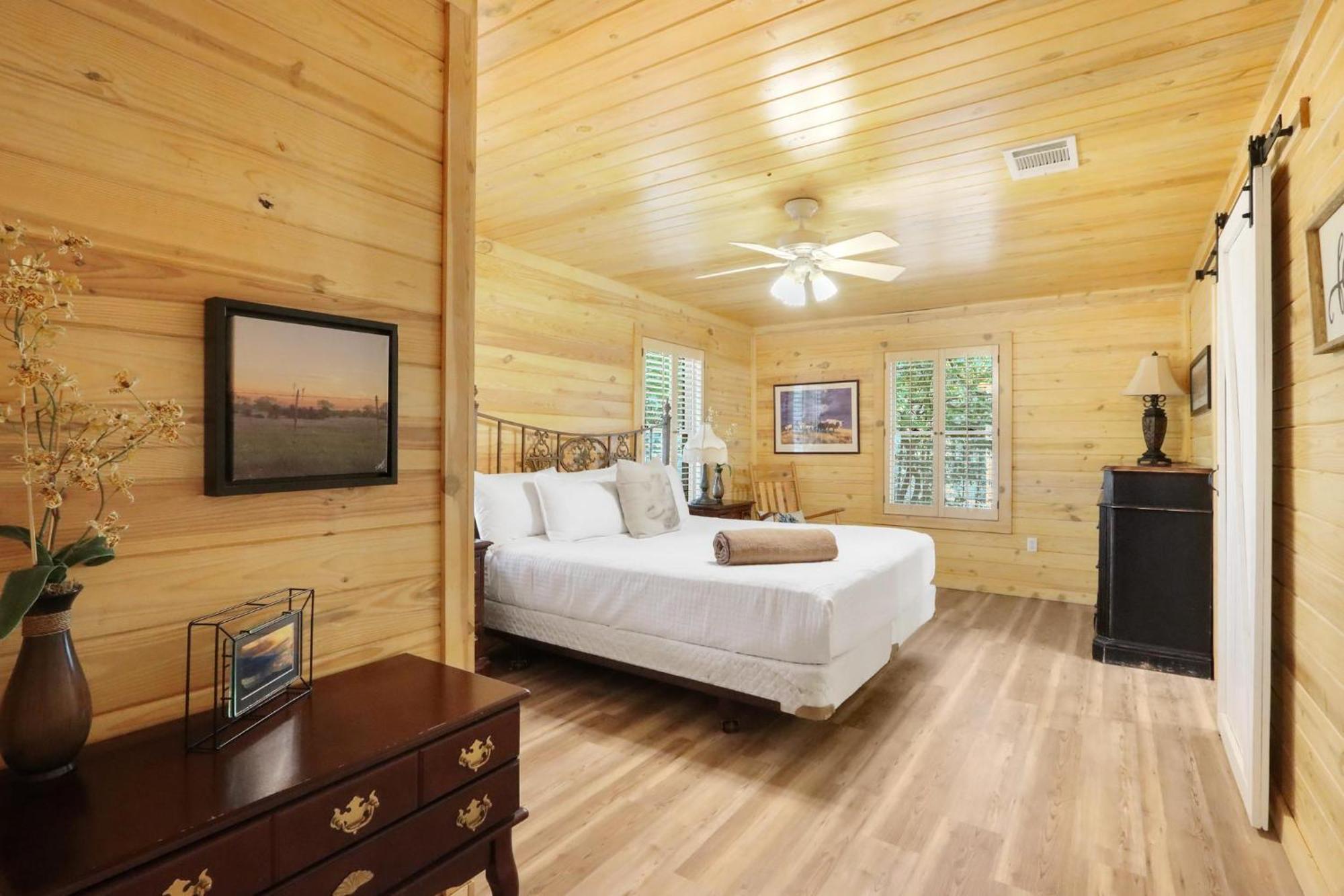 Wimberley Log Cabins Resort And Suites- The Oak Lodge Eksteriør bilde