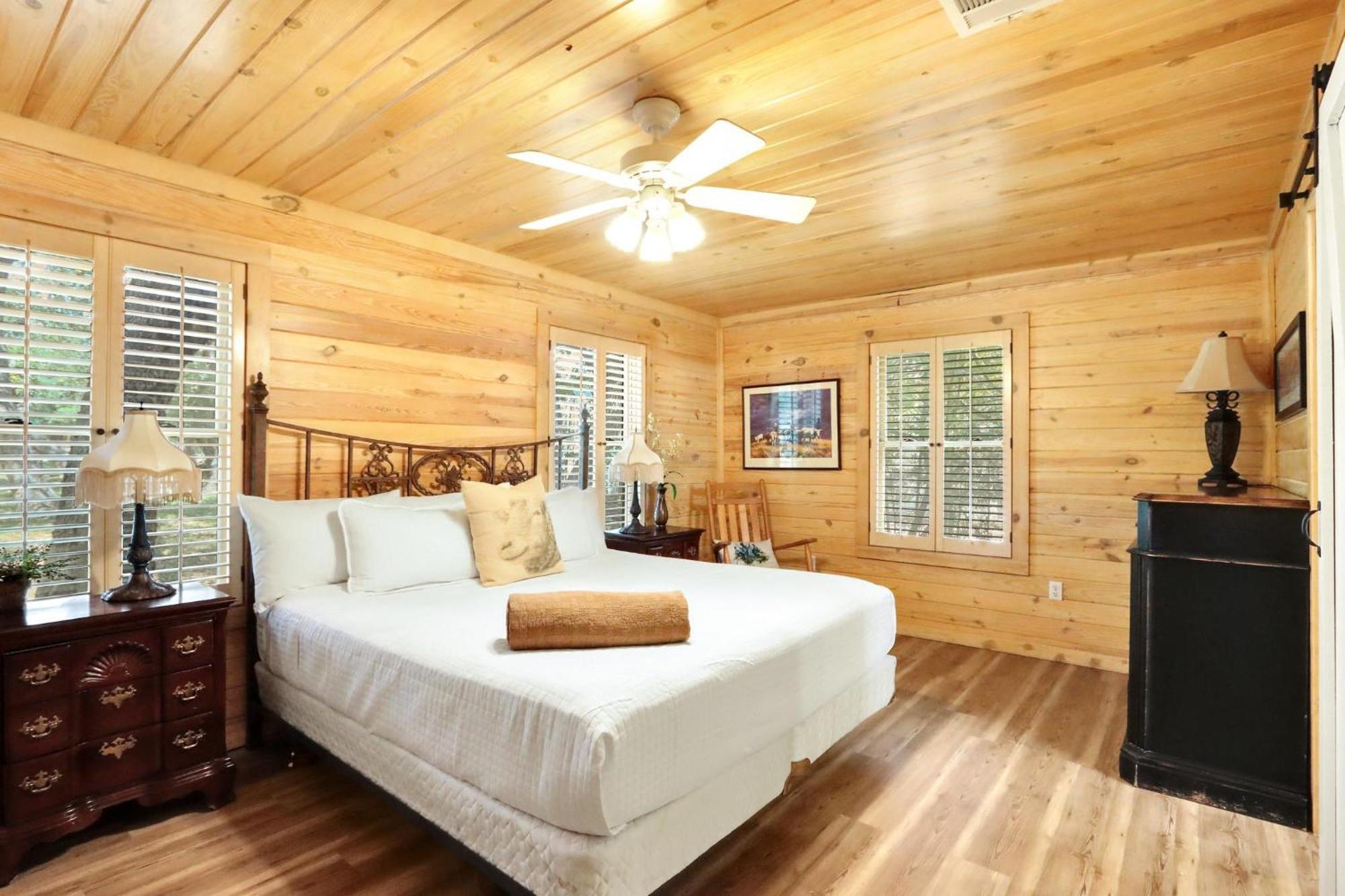 Wimberley Log Cabins Resort And Suites- The Oak Lodge Eksteriør bilde